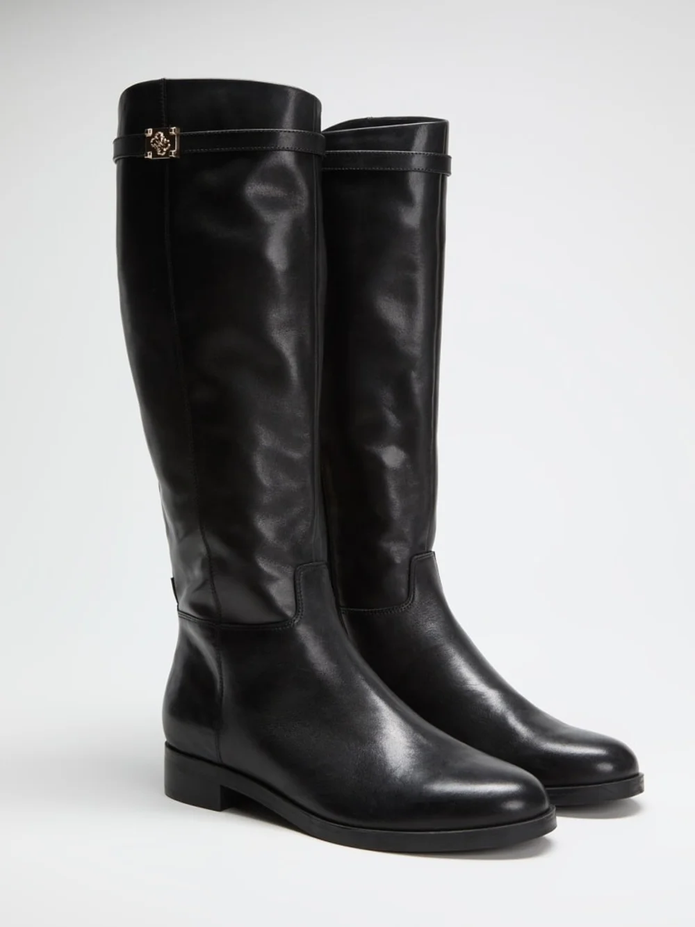 The GUESS Zoro riding boot is a beautiful silhouette Size 7m
